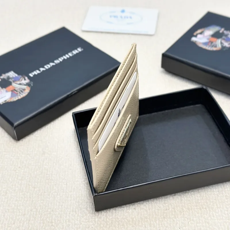 超人気商品 大人の定番 高品質 軽量 持ち運び便利 スタイリッシュ カードケース