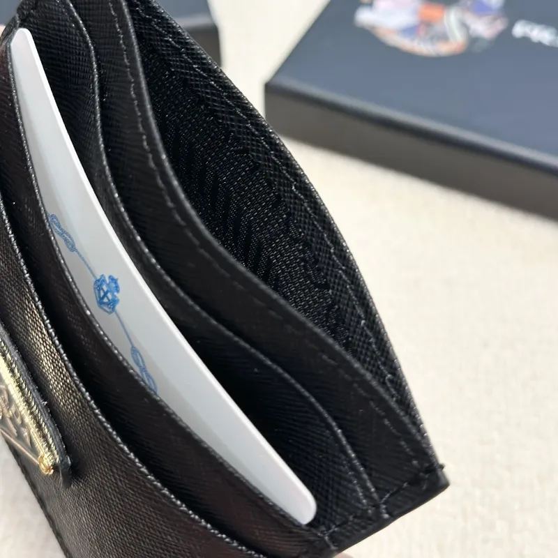 超人気商品 大人の定番 高品質 軽量 持ち運び便利 スタイリッシュ カードケース