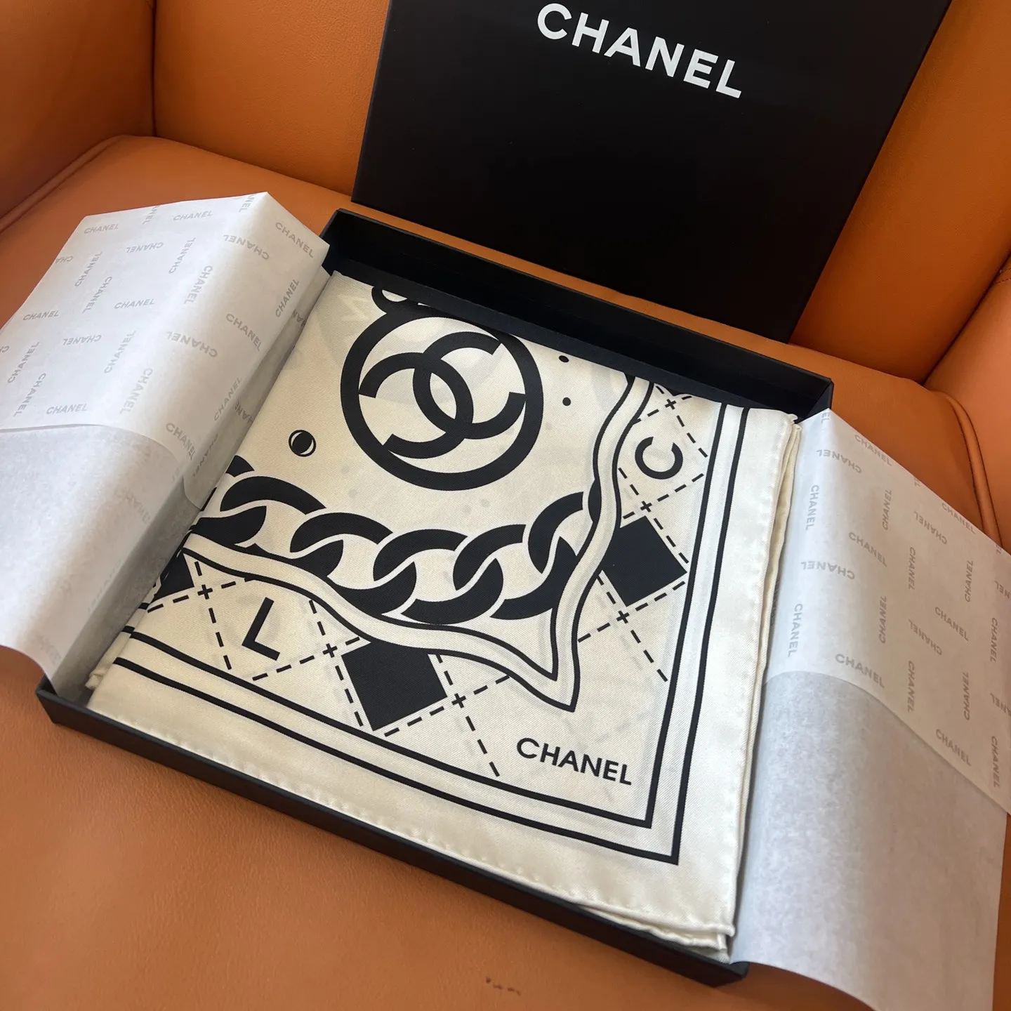 光沢 軽量 高級感 90x90cm 100%ツイルシルク 手巻き縁 おしゃれ ロゴレター コインプリント カメリア スカーフ