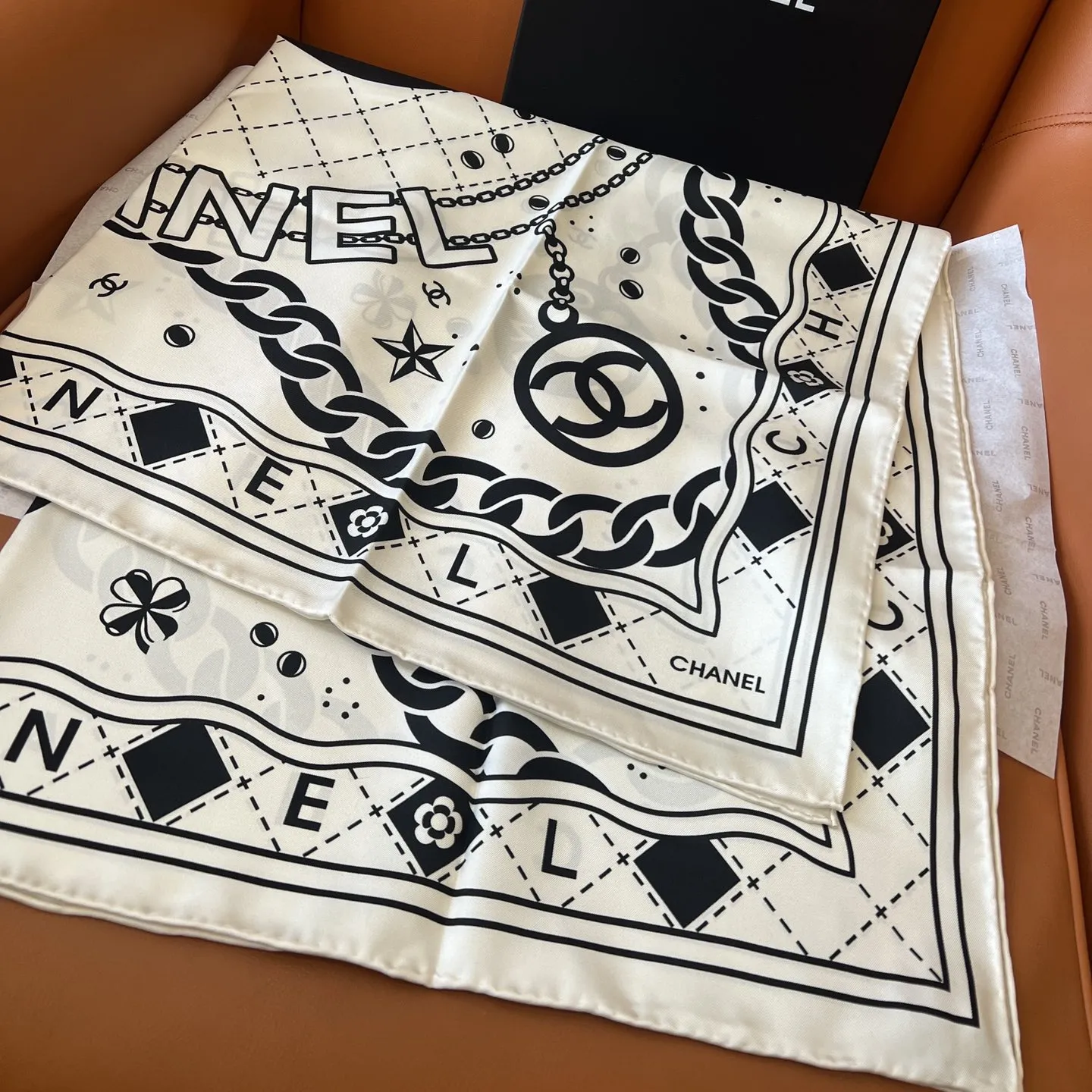 光沢 軽量 高級感 90x90cm 100%ツイルシルク 手巻き縁 おしゃれ ロゴレター コインプリント カメリア スカーフ