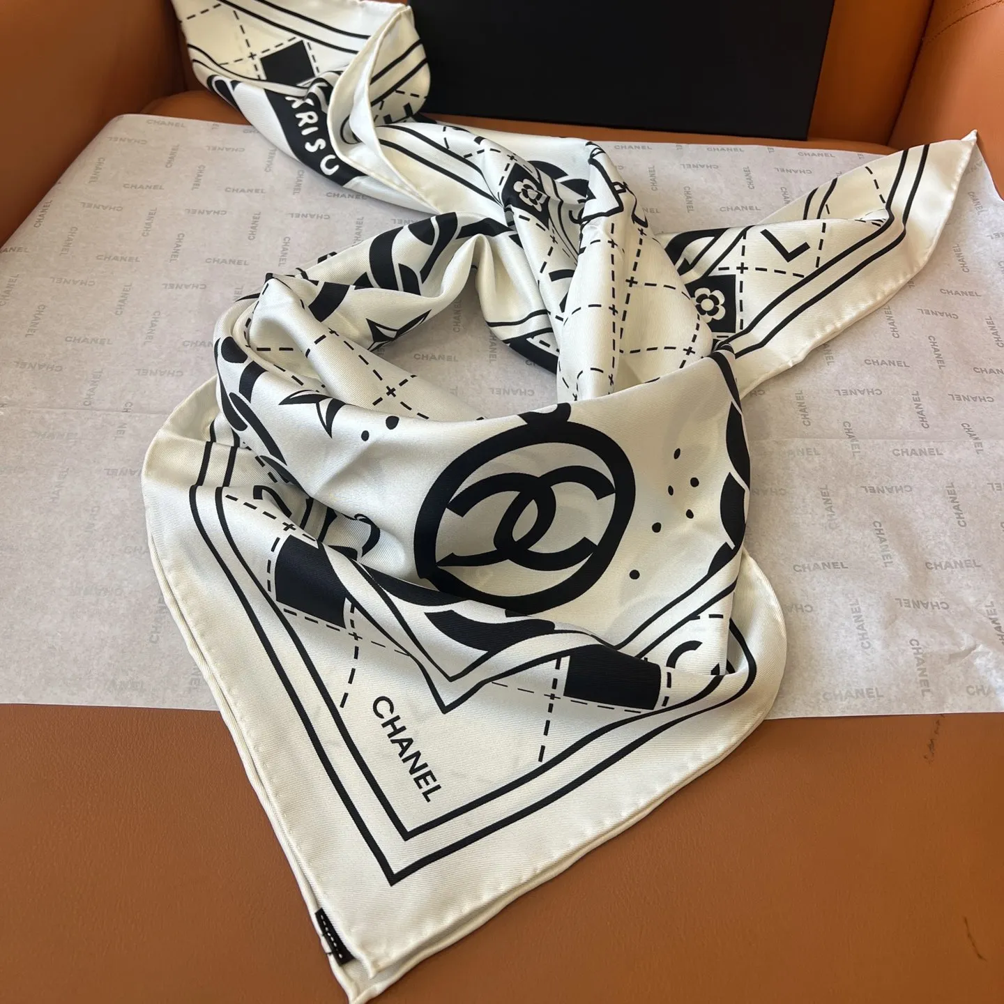 光沢 軽量 高級感 90x90cm 100%ツイルシルク 手巻き縁 おしゃれ ロゴレター コインプリント カメリア スカーフ