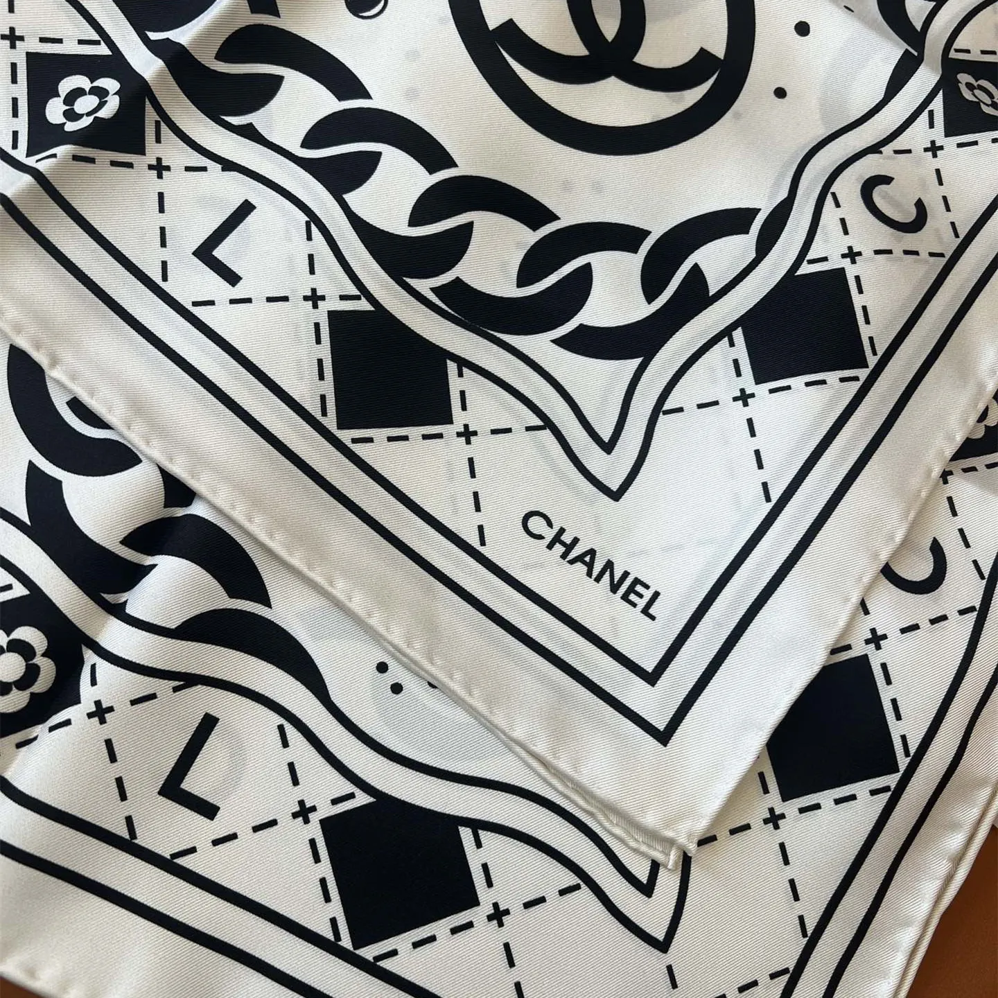 光沢 軽量 高級感 90x90cm 100%ツイルシルク 手巻き縁 おしゃれ ロゴレター コインプリント カメリア スカーフ