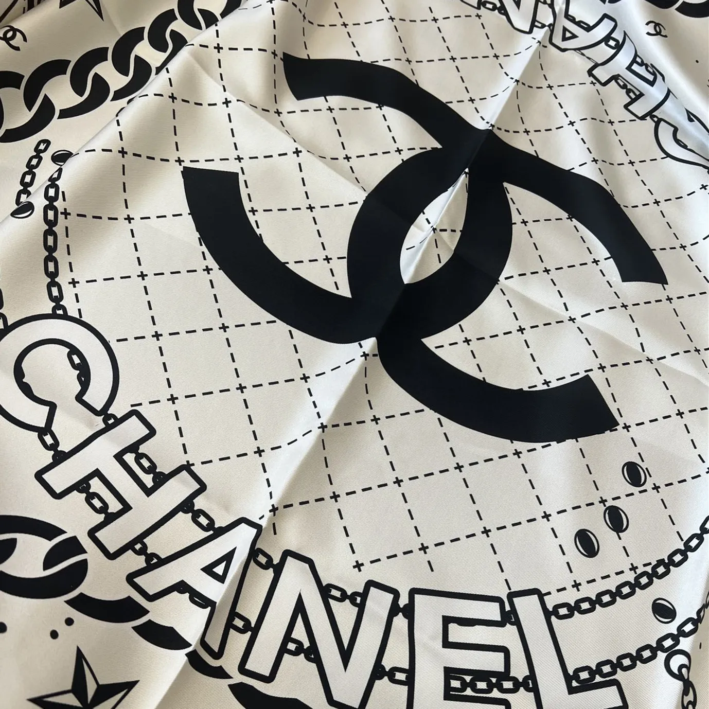 光沢 軽量 高級感 90x90cm 100%ツイルシルク 手巻き縁 おしゃれ ロゴレター コインプリント カメリア スカーフ