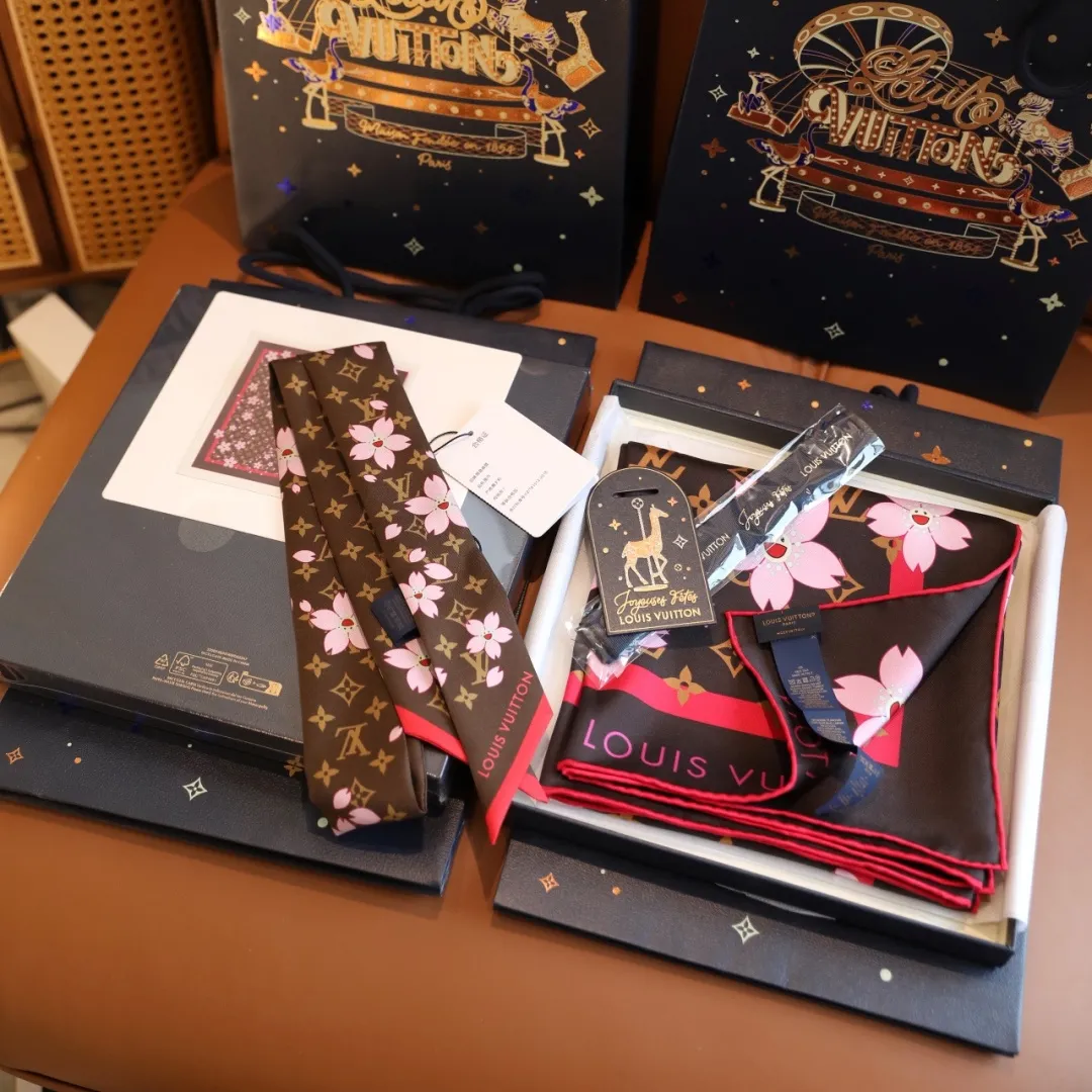 ロゴレター コインプリント  光沢 軽量 高級感 90x90cm 100%ツイルシルク おしゃれ カメリア スカーフ