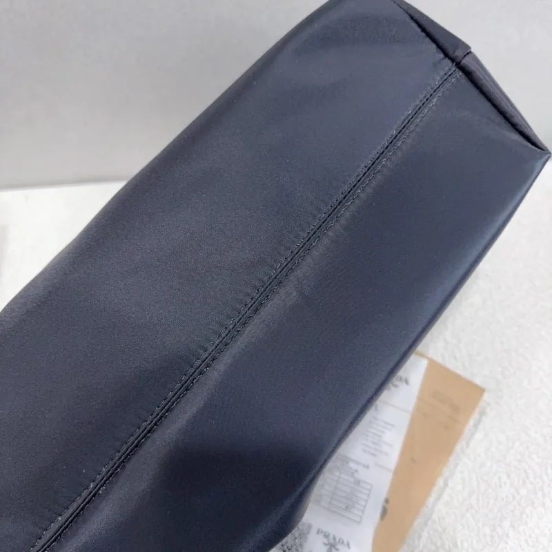 大注目トレンド シンプル 高品質 軽量 大容量 合わせやすい ショルダーバッグ