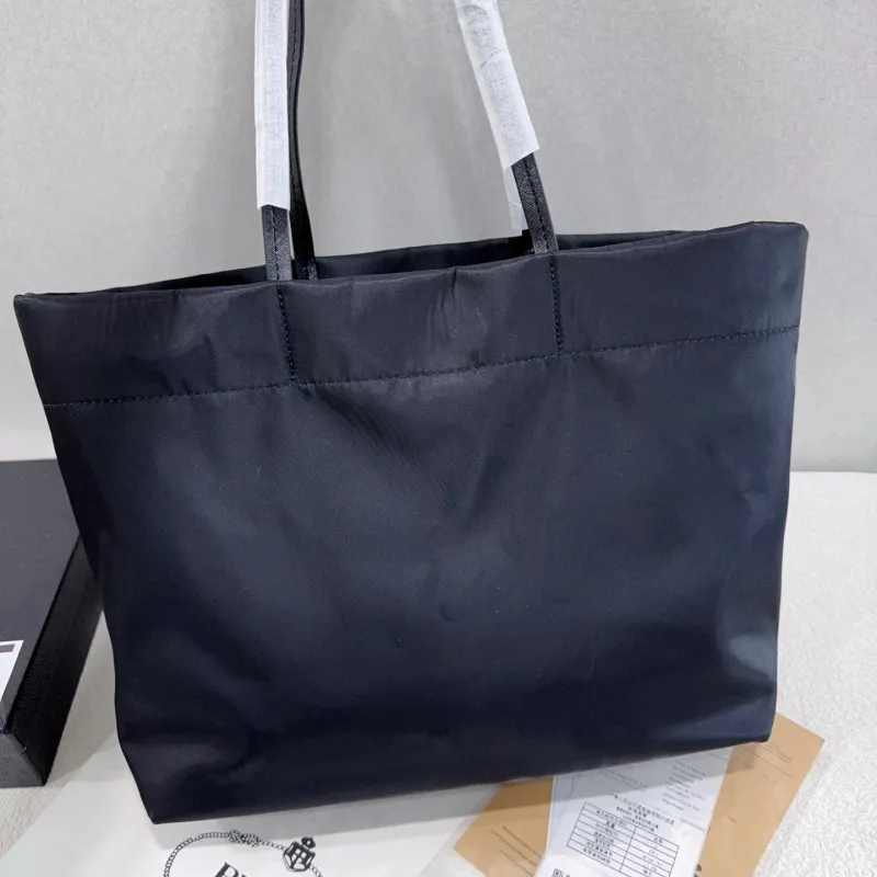 大注目トレンド シンプル 高品質 軽量 大容量 合わせやすい ショルダーバッグ