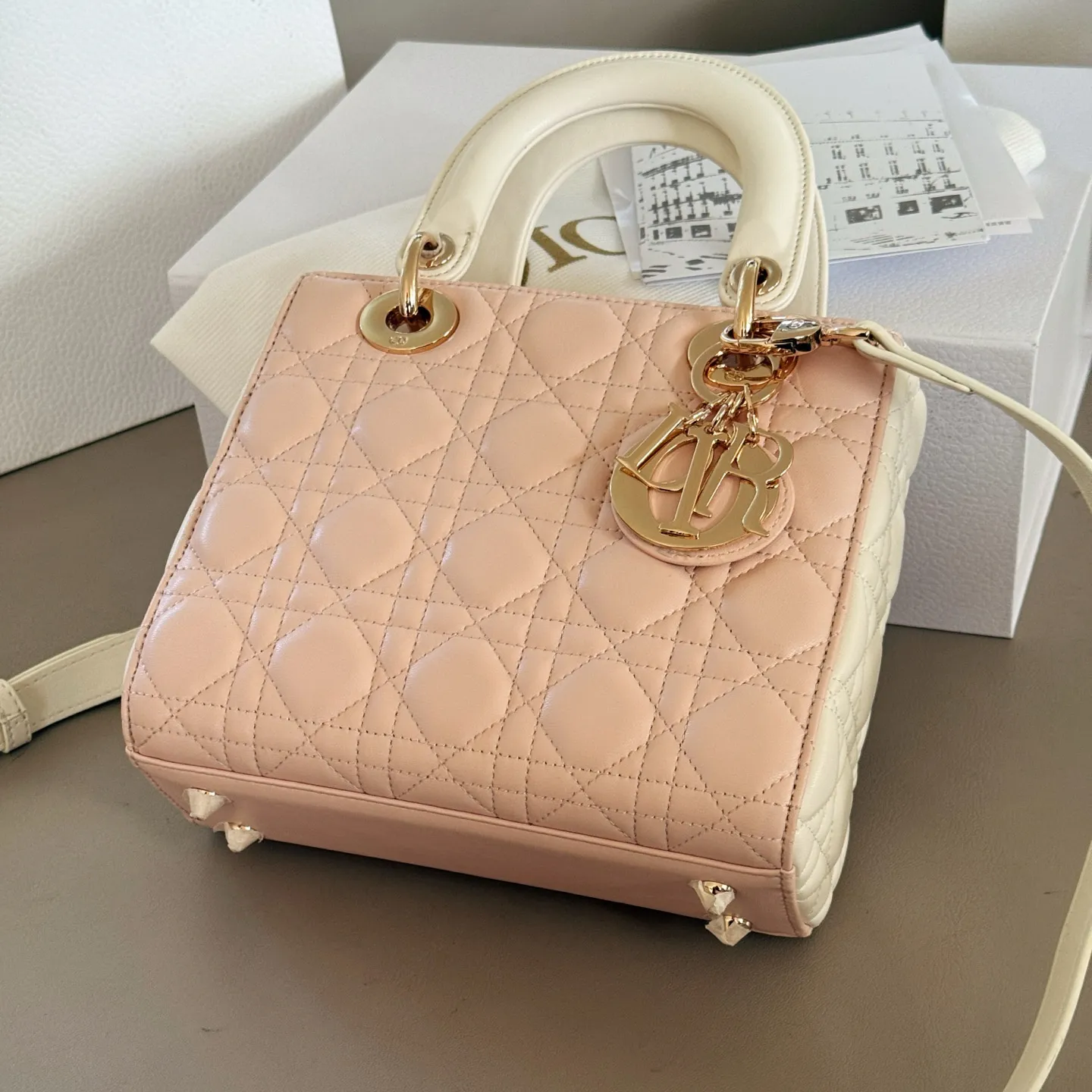 美人度アップ 大注目 ファッション ロゴチャーム カナージュ ショルダーバッグ