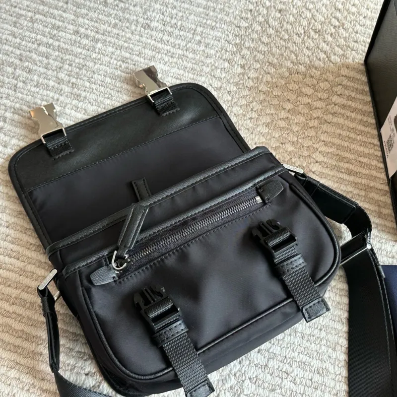 超人気商品 高級感 ヴィンテージ T字型バックル メンズ ショルダーバッグ