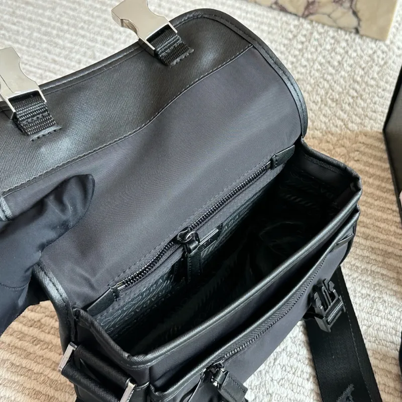 超人気商品 高級感 ヴィンテージ T字型バックル メンズ ショルダーバッグ